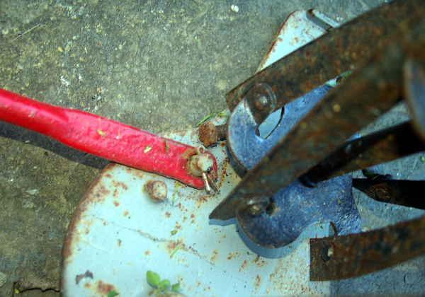 Qualcast E1 lawnmower handle removal